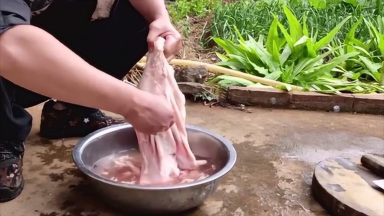 刚剥下来的羊尿泡小伙这样做几十年的大厨都没见过