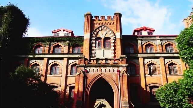 苏州大学坐落于素有“人间天堂”之称的古城苏州