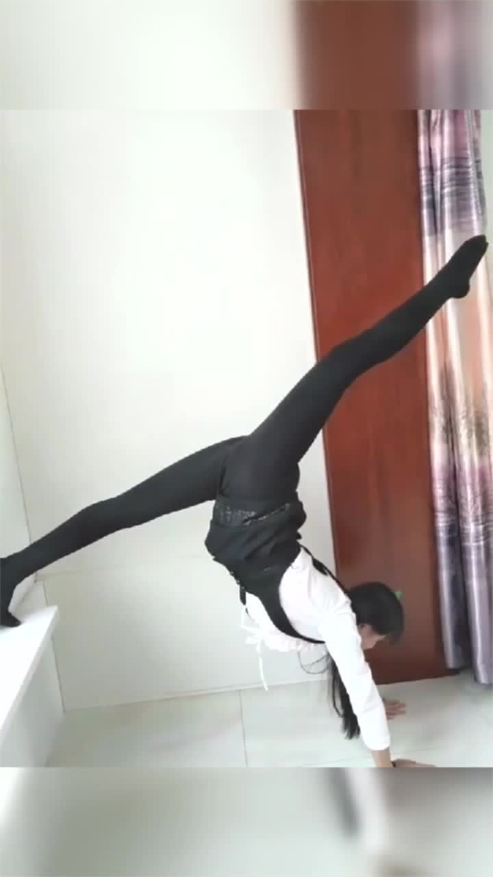 老婆趁我不在家竟穿丝袜练一字马这一幕我有点受不了