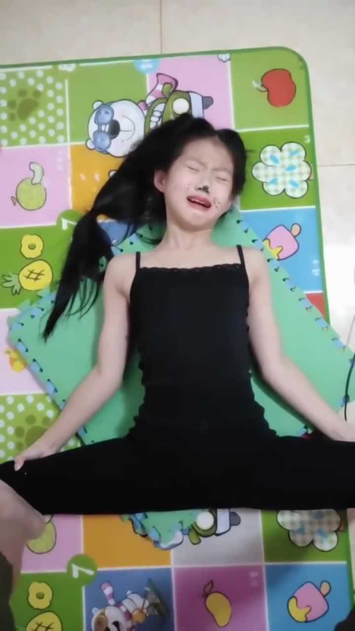 舞蹈压腿太疼了_高清
