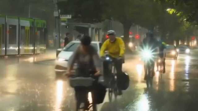 救命雨!澳大利亚终于迎来降雨,民众不打伞出行在雨中狂喜