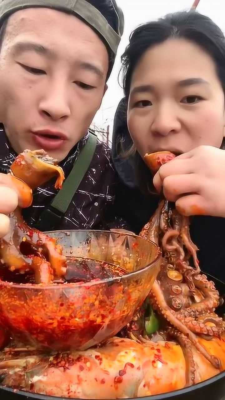 超麻超辣的大爆头,夫妻俩吃得真香,网友:土豪都不敢这么吃!