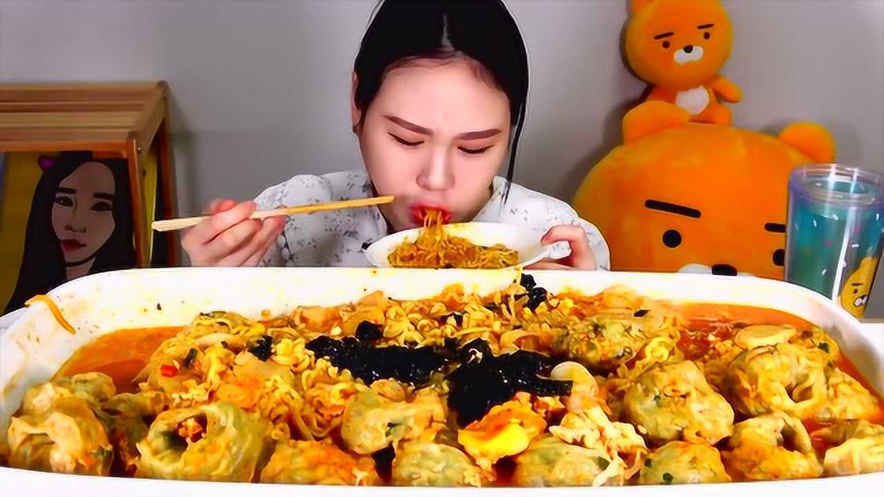 韩国卡妹吃播50个饺子不够吃还要吃3包泡面不愧是大胃王