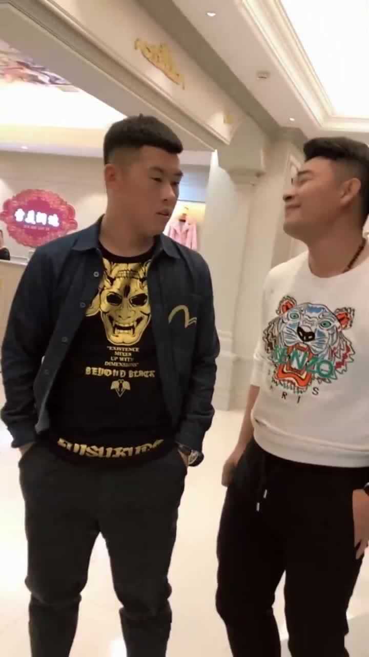 四平青年阿厦和朋友去商场买貂竟闹出笑话