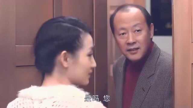 副总找女下属亲热,不料半夜有人敲门,公司老总也来了