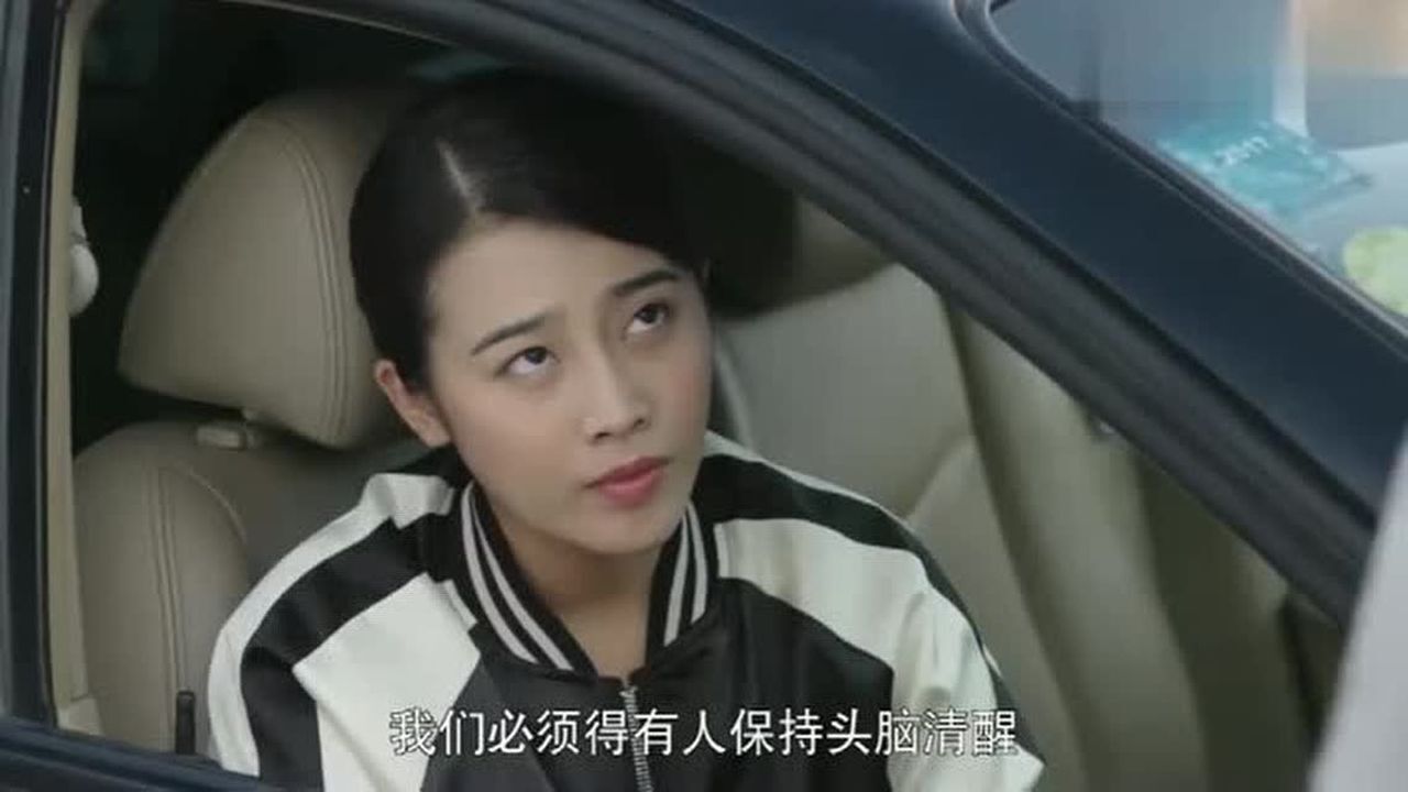 警察锅哥小伙太机智了看见路过的汽车就有线索终于锁定凶手