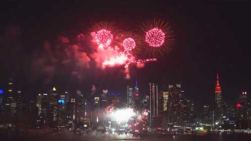 实拍：美国纽约哈得孙河烟火表演 黑夜中烟火绽放庆祝中国新年
