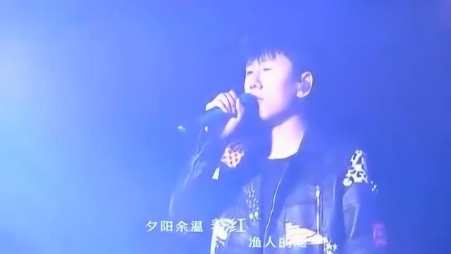 张杰台上演唱《花手绢》唱至一半,突然李荣浩上台,现场彻底沸腾