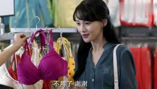 美女去买泳衣,店员见她身材好,立马给她推荐一个