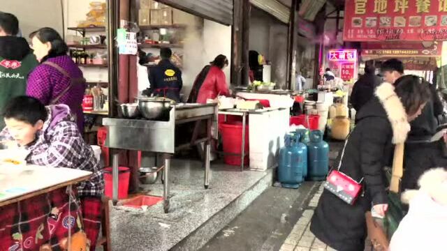 湘西小县城的一家早餐店,好多人