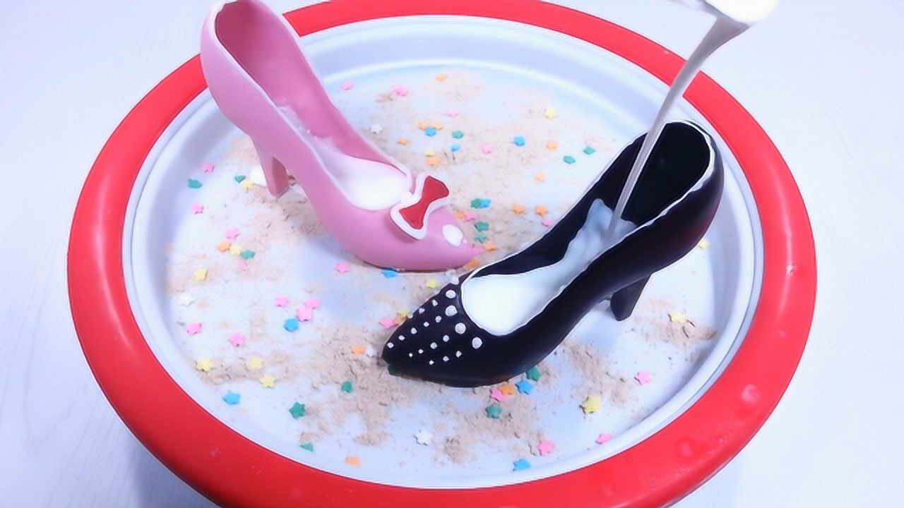 高跟鞋炒酸奶你吃过吗酸奶直接倒鞋子里炒猜猜会什么味儿