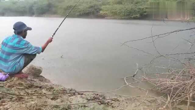 钓鱼:下大雨鱼口好啊,淋一身湿也舍不得走