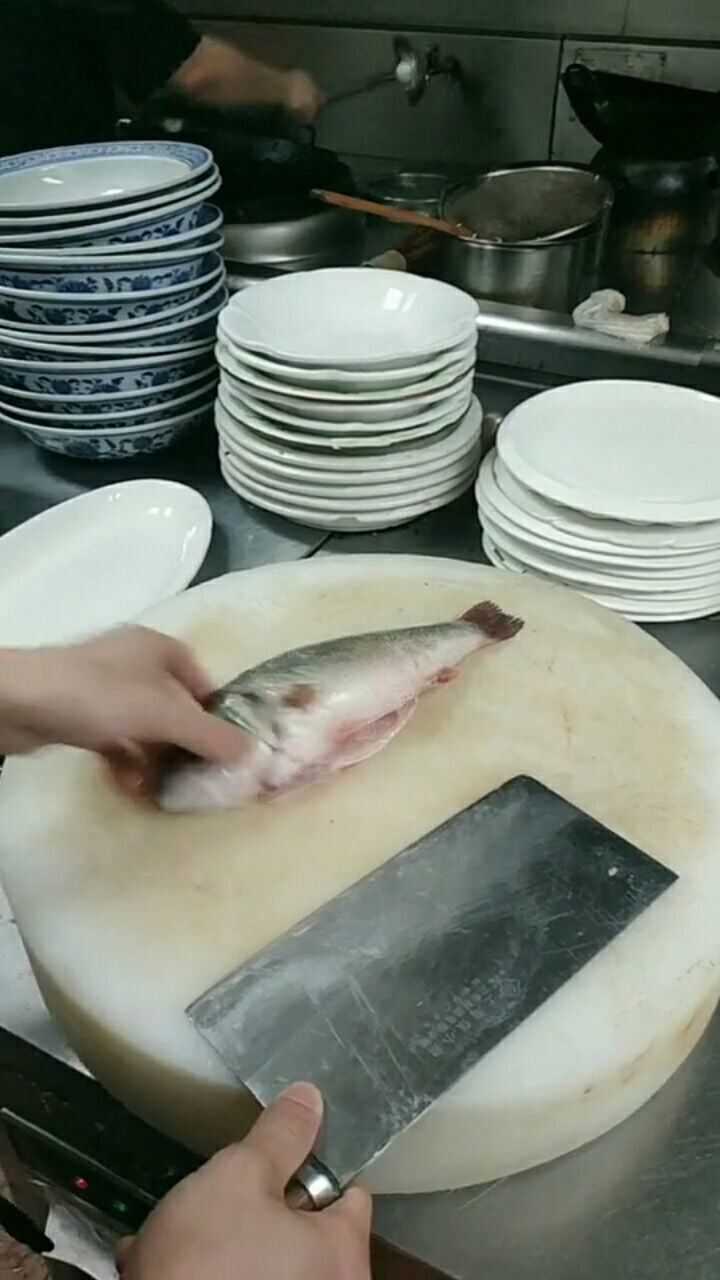 网红清蒸鱼的改刀方法,一看就能学会