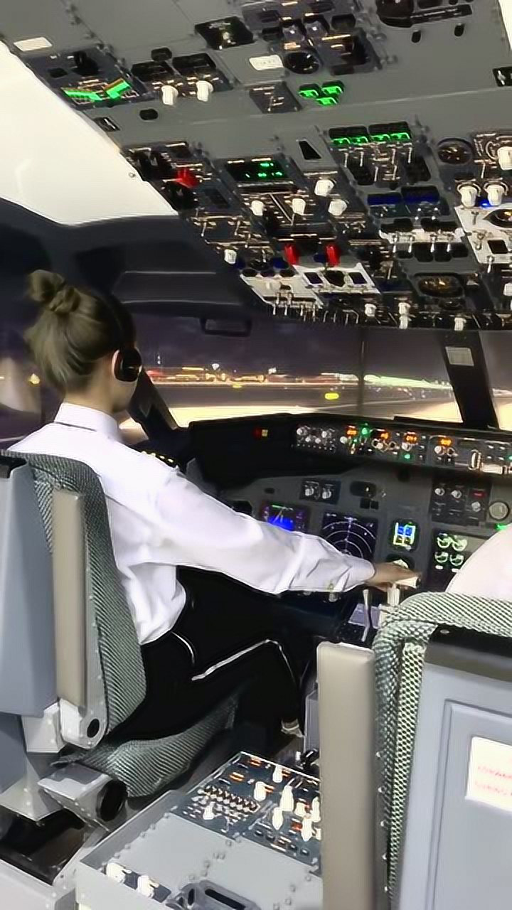 这开飞机的女机长真是头一次见简直太帅了