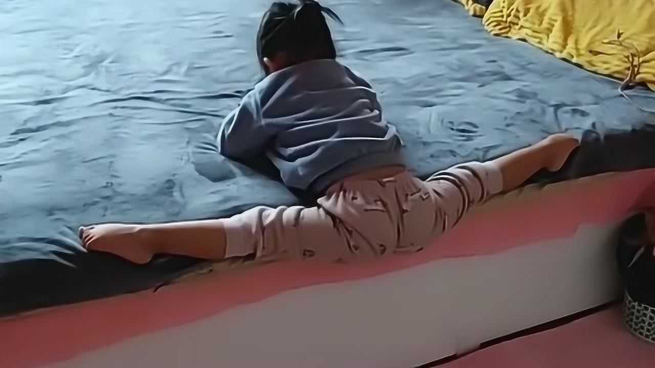 熊孩子玩手机的姿势神了果然小孩的柔韧度比我们强开学必须得送舞蹈班