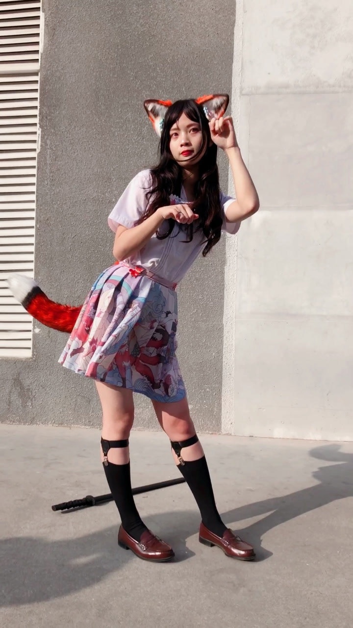 好奇小姐姐的尾巴是怎么装上去的