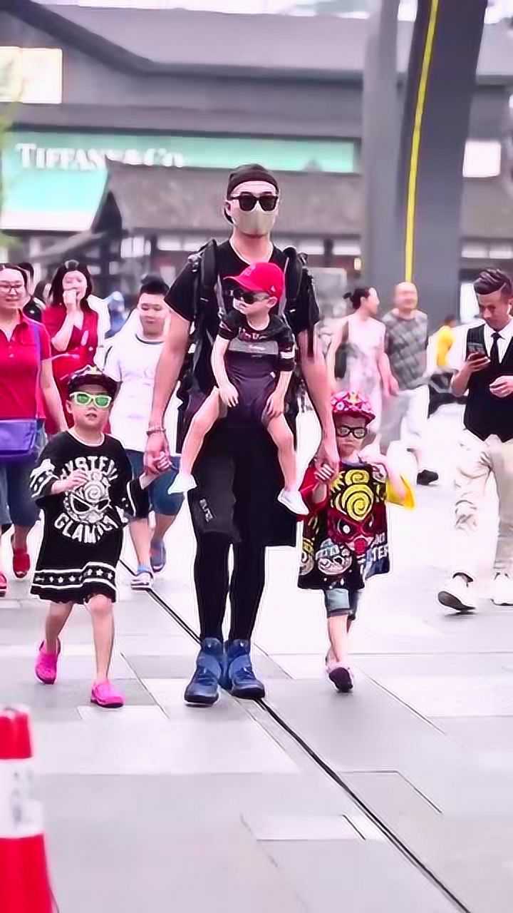 超级奶爸,一人带三娃