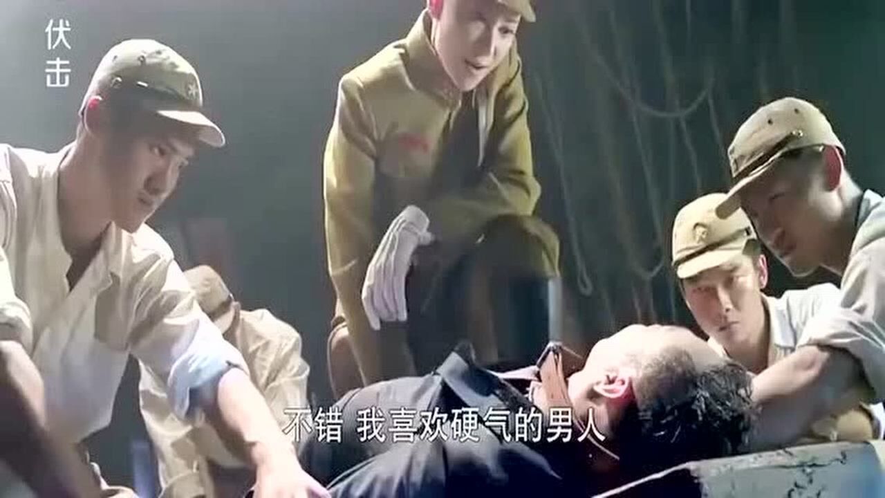 小伙被施以水刑,然后被女军官一脚踩在肚子上,活像一个大喷泉!