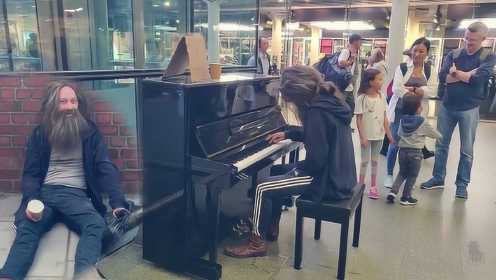 钢琴家太无聊，装成流浪汉去车站表演！一坐下就收钱到不停！