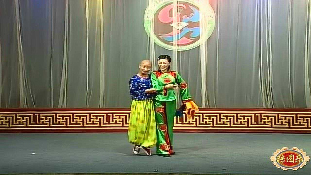 东北老翟头二人转《蛤蟆韵五更》,最敬业的民间艺人,演出够卖力