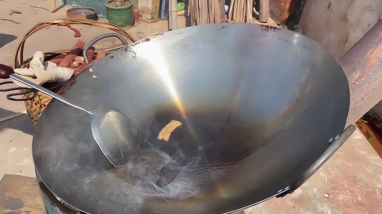 农村小伙教你最佳新铁锅开锅妙招,用多久都不生锈不粘锅,实用_腾讯视