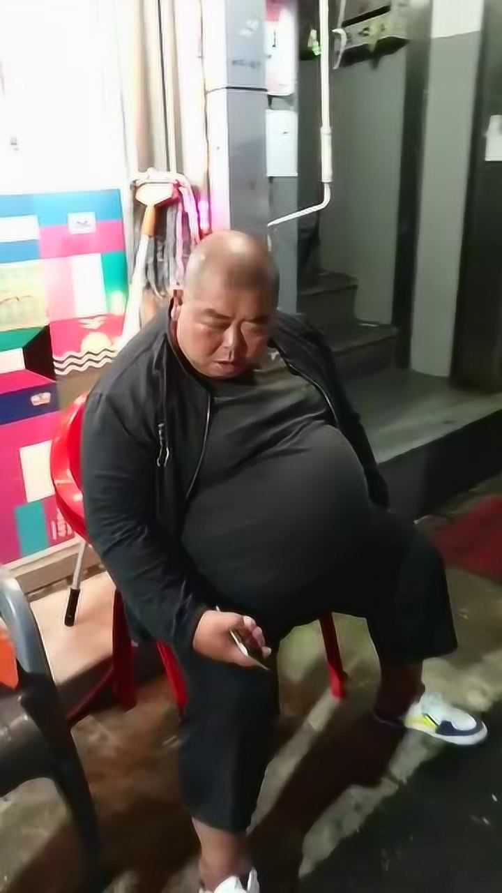 门卫大爷又胖了还好肚子撑得住