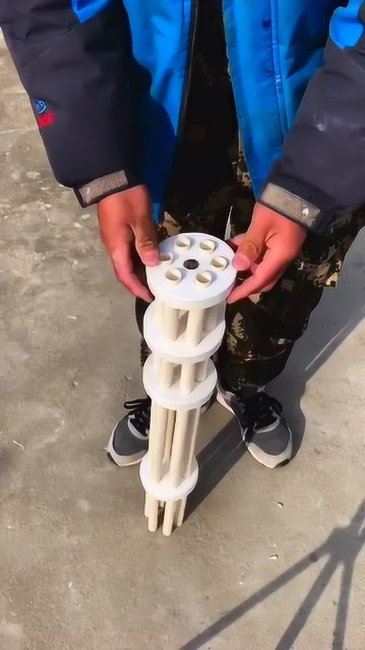 用水管制作一把玩具枪看着还非常的不错