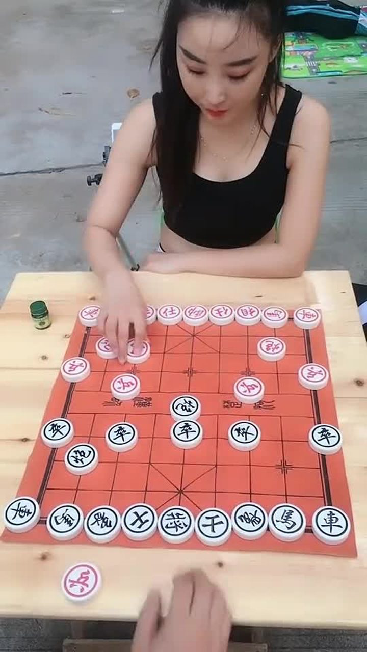 美女大戰象棋高手