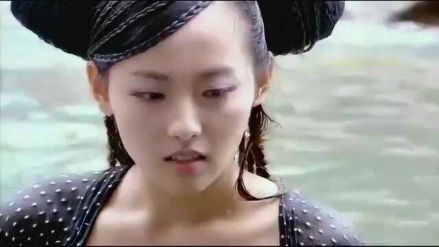 美女湖边洗澡,无意间被小伙看精光,接下来真尴尬