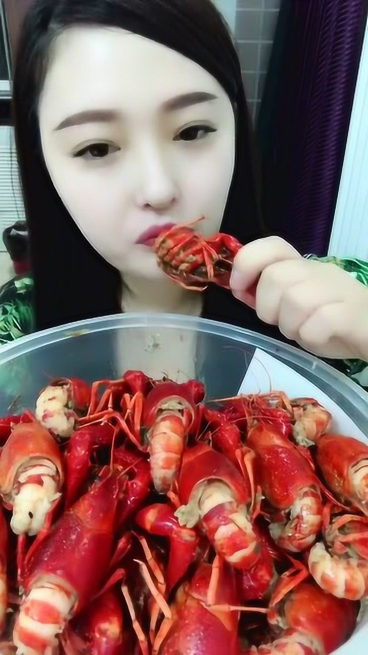 妹子吃麻辣小龙虾连虾头都不放过这才是吃货的最高境界