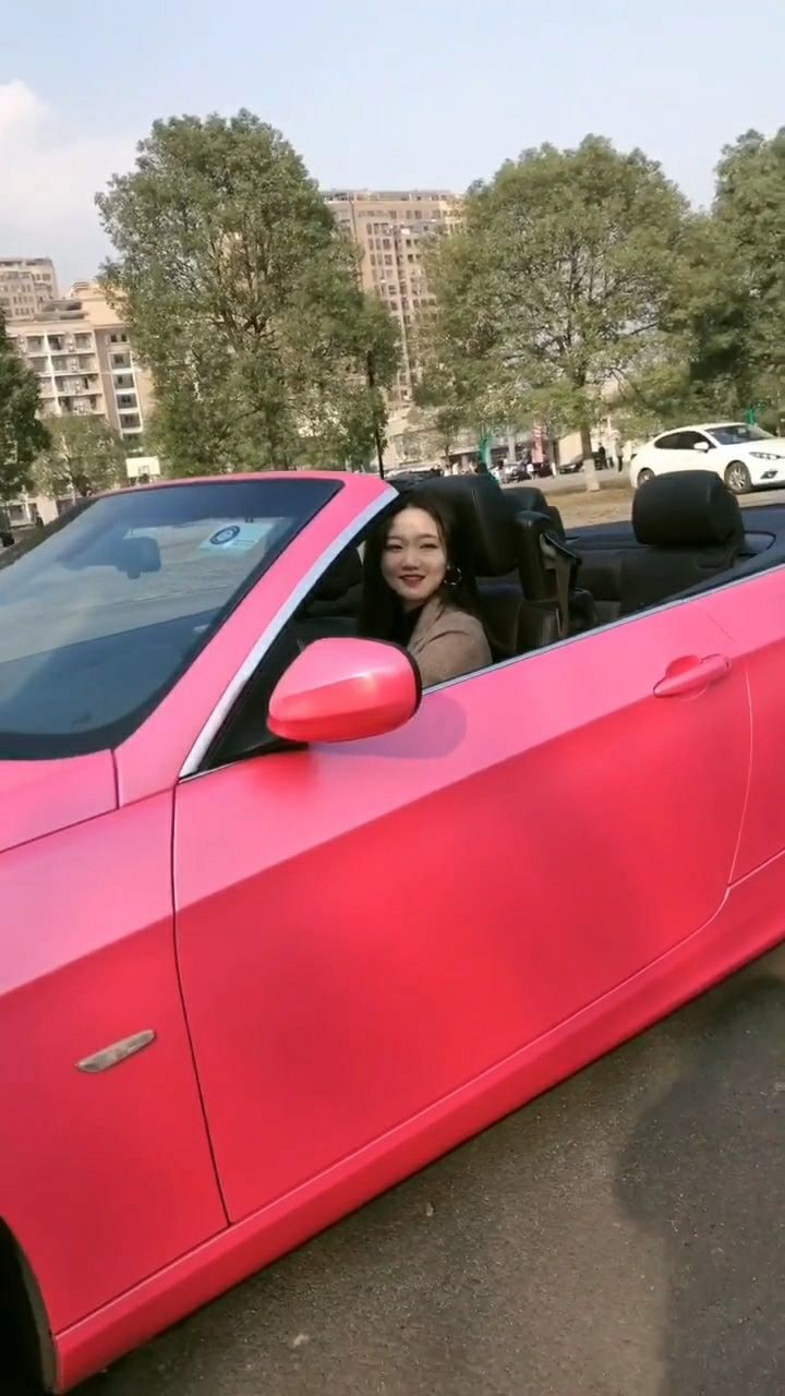 粉红色的敞篷跑车适合女生开外观非常漂亮