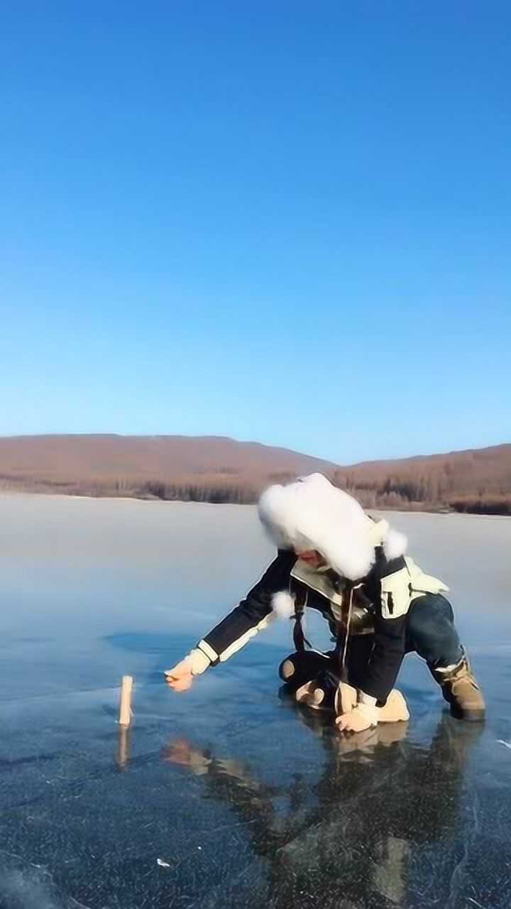 东北美女在冰上放二踢脚赶鱼美女你的胆子挺大啊