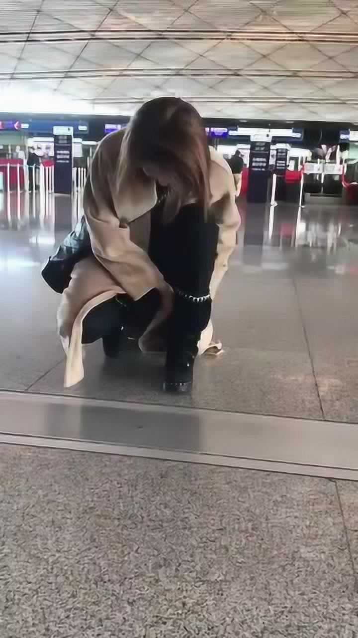 女明星蹲下系鞋带,当抬头的那一瞬间尴尬的笑了,真是太可爱了_腾讯视