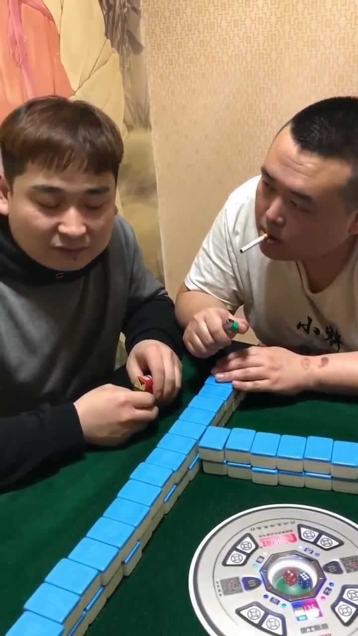 小伙打麻将找茬牌友牌友抽烟时小伙调皮了看到桌面上我惊呆了