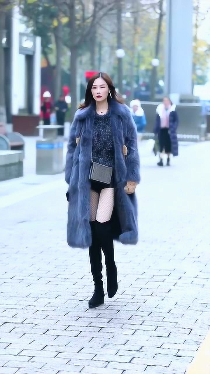 漂亮美女穿着貂皮大衣看起来霸气十足
