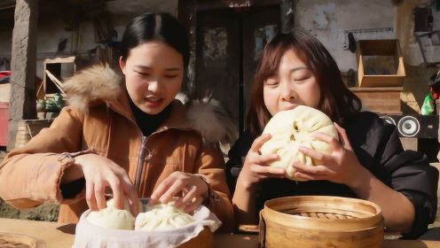 秋妹和姐姐做酱肉包子，脸一样大的包子，双手抱着啃，真美味