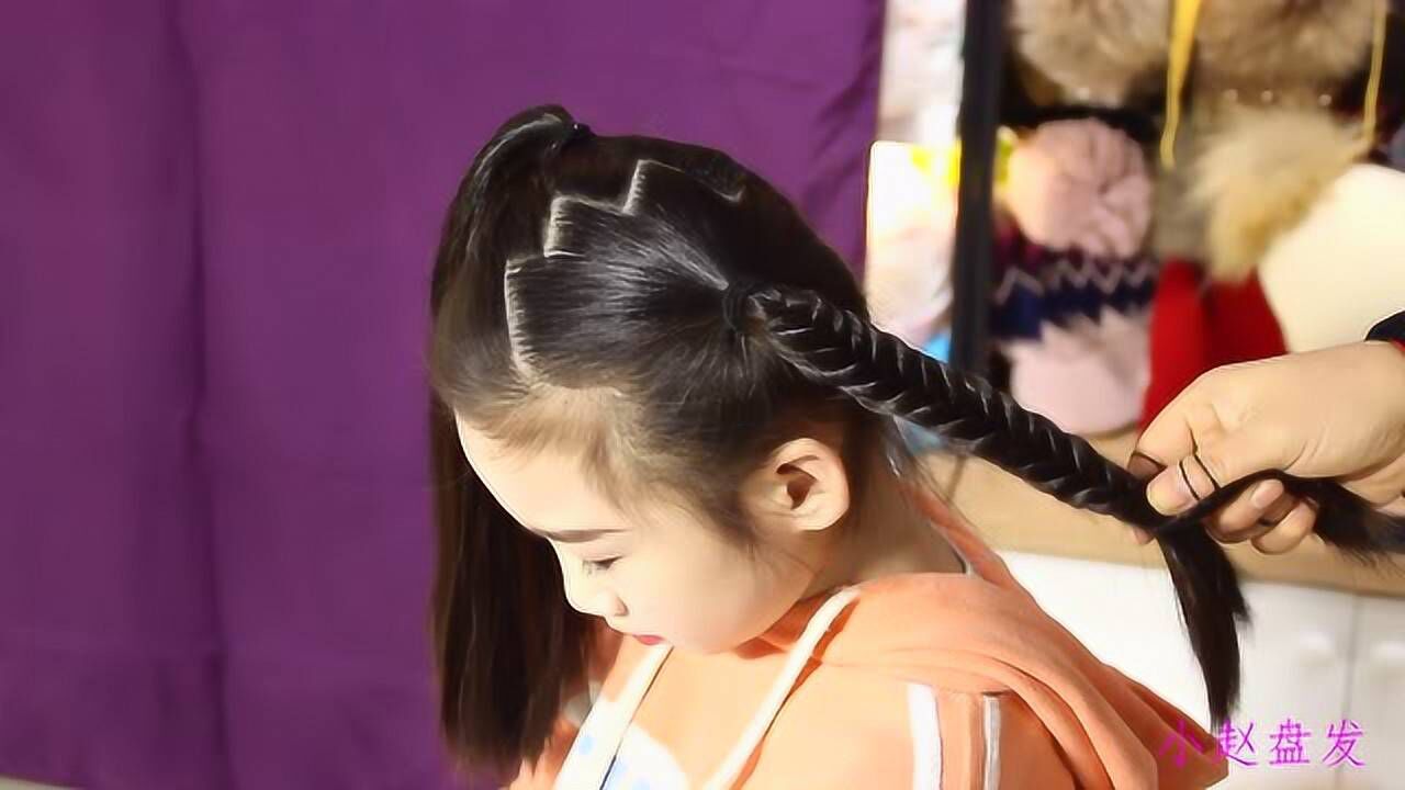小女孩两个麻花辫发型图片