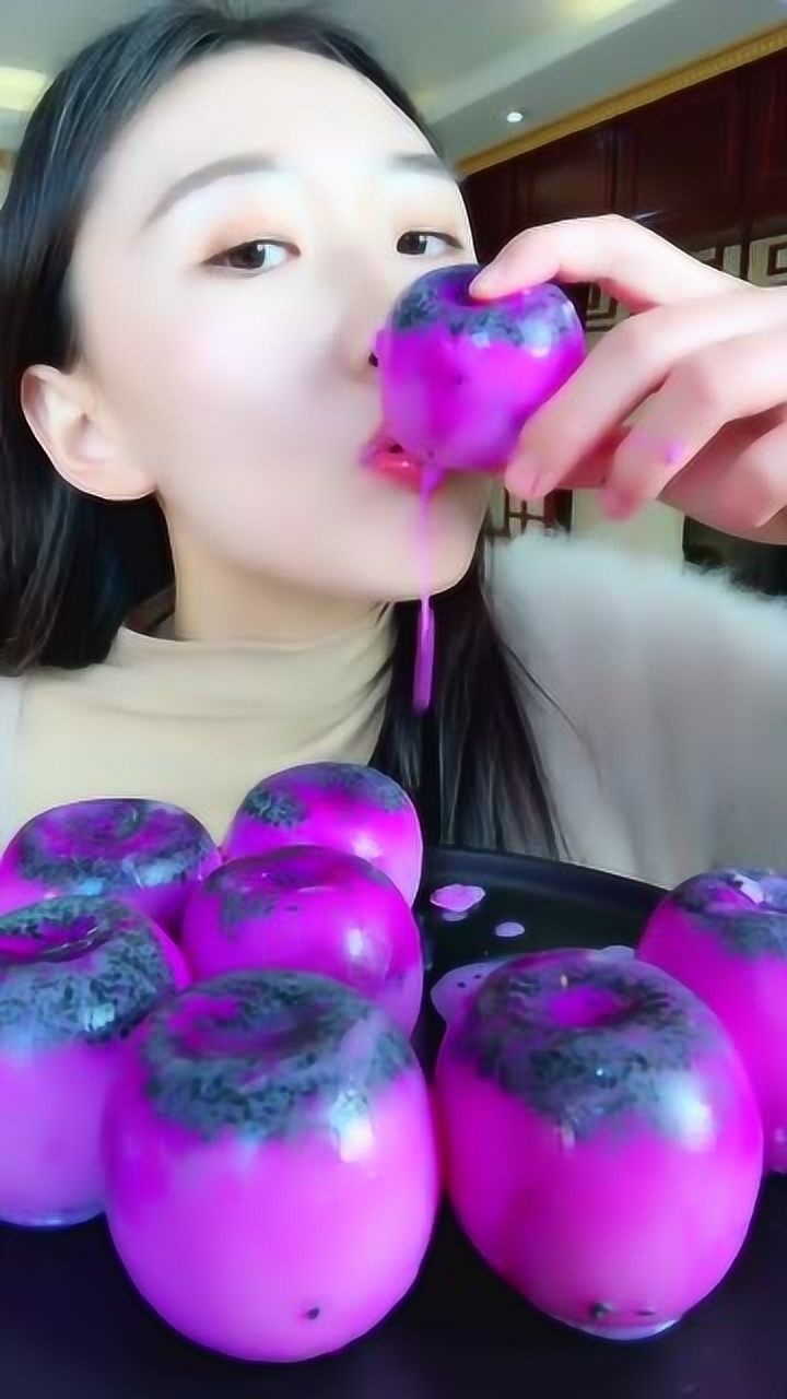 声控吃播美女,今天吃的冰块看着真美味啊,一口下去嘎嘣脆啊!