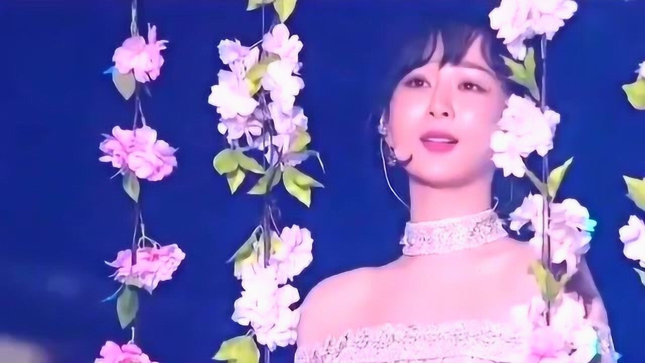 杨紫坐在秋千上唱歌美若天仙和李现互动现场好甜网友肖战怎么了