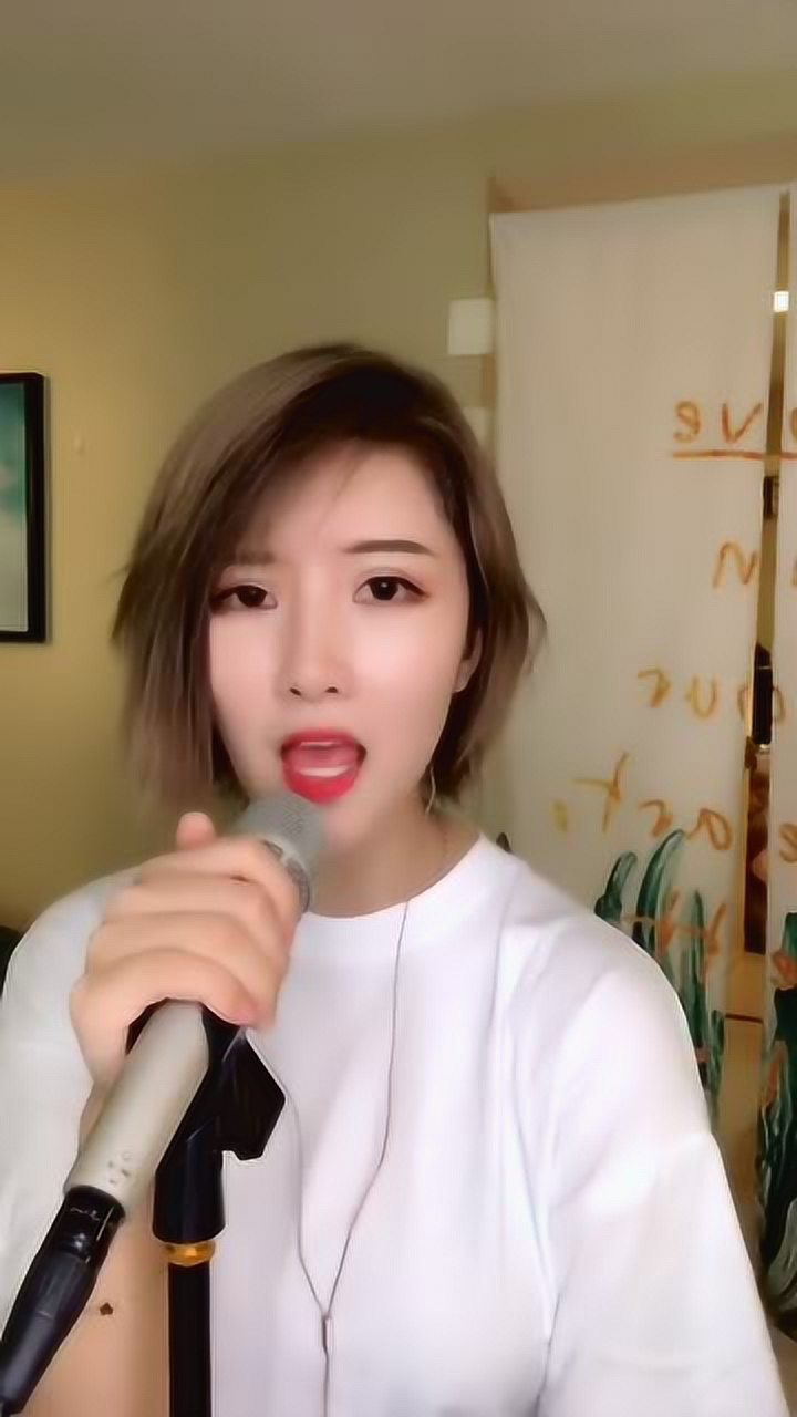 美女家里高歌,歌声太动听了,是不是唱歌好听的人都自带混响?