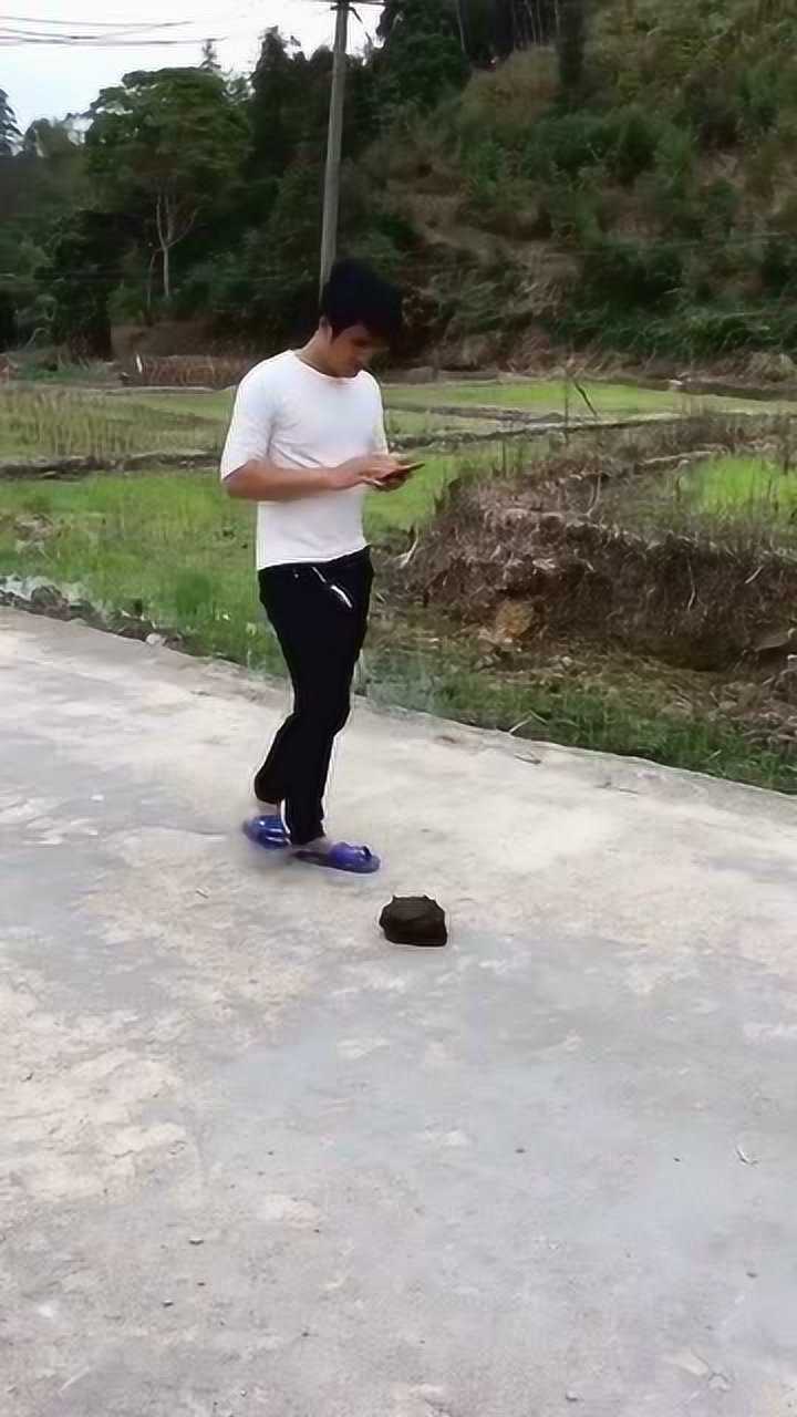 出门没看黄历踩了一脚狗屎没想到美女遭殃了