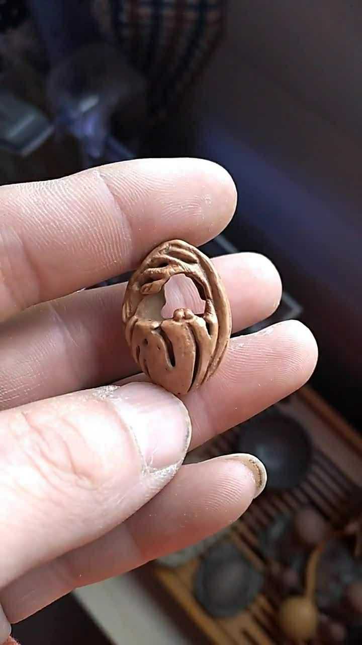 用桃核做的小花篮,做工简直太精致了,我非常喜欢