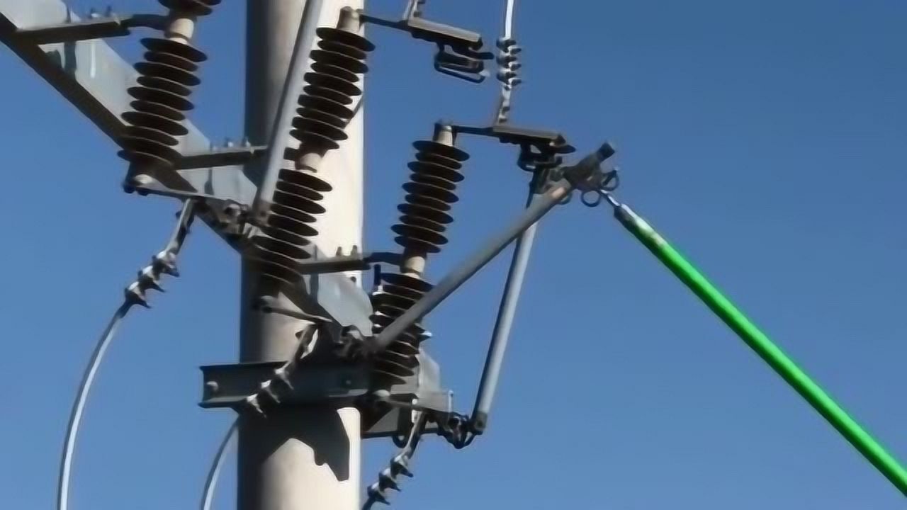 电线杆的高压电合闸瞬间,火花都冒出来了,这电压真是太强大了!