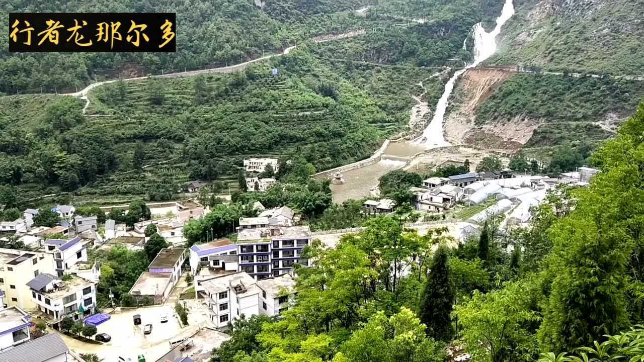 中国凉都六盘水的这个滴水岩瀑布,真的好壮观