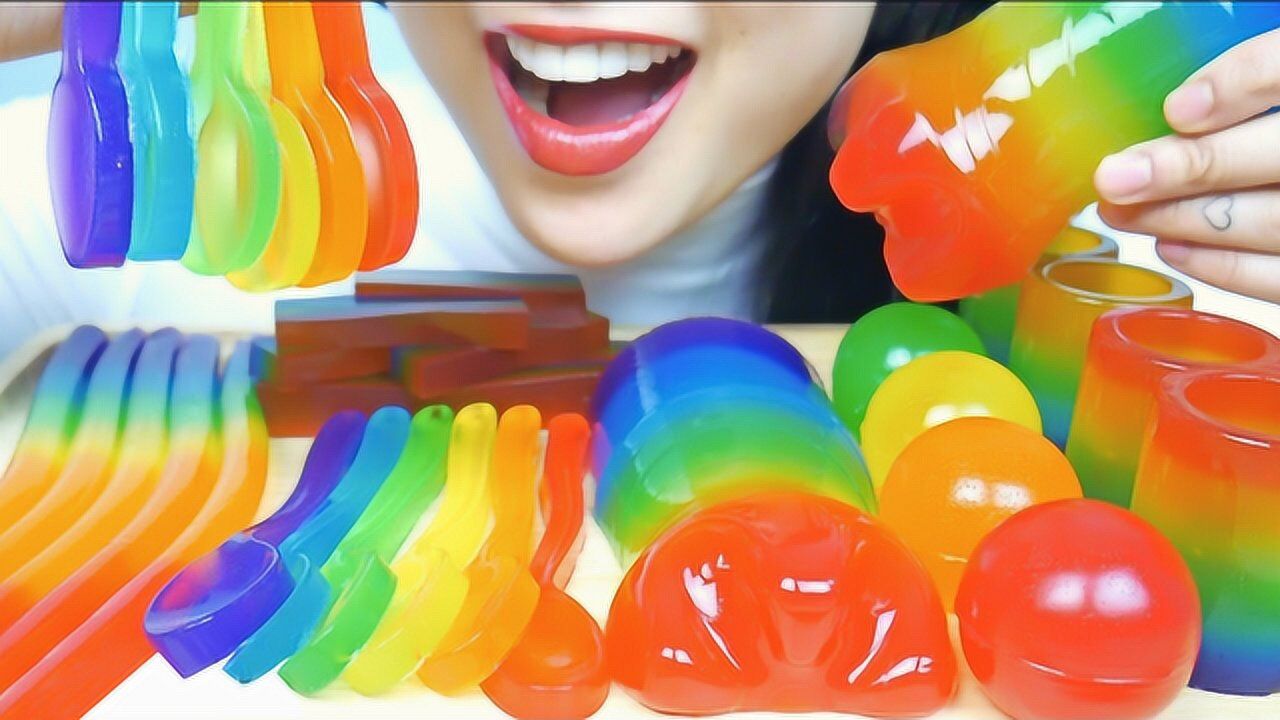 小姐姐自制彩虹果冻各种创意造型真是惊艳吃起来更是q弹爽口