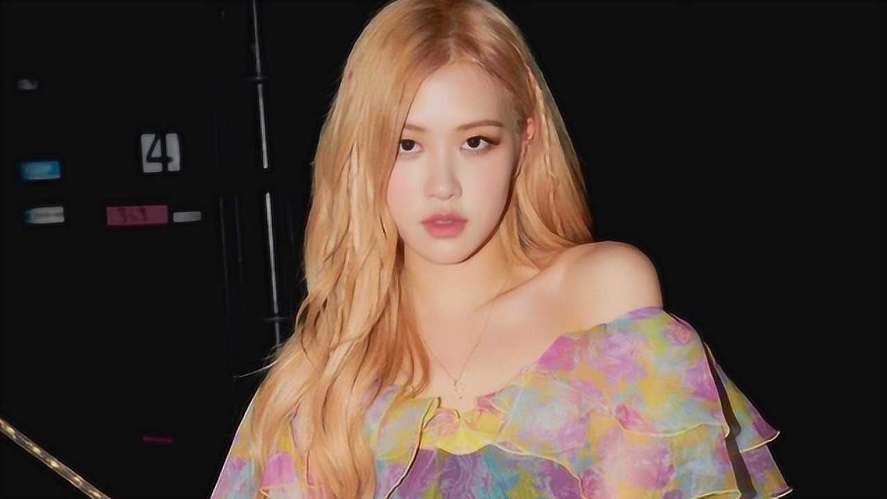 blackpink朴彩英光脚唱歌这是仙女吧这身裙子太美了