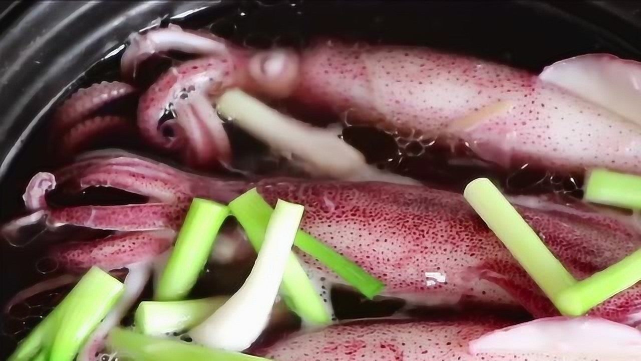 教你一道海边的传统美食,盐水鱿鱼煲,口感脆嫩,味道鲜甜