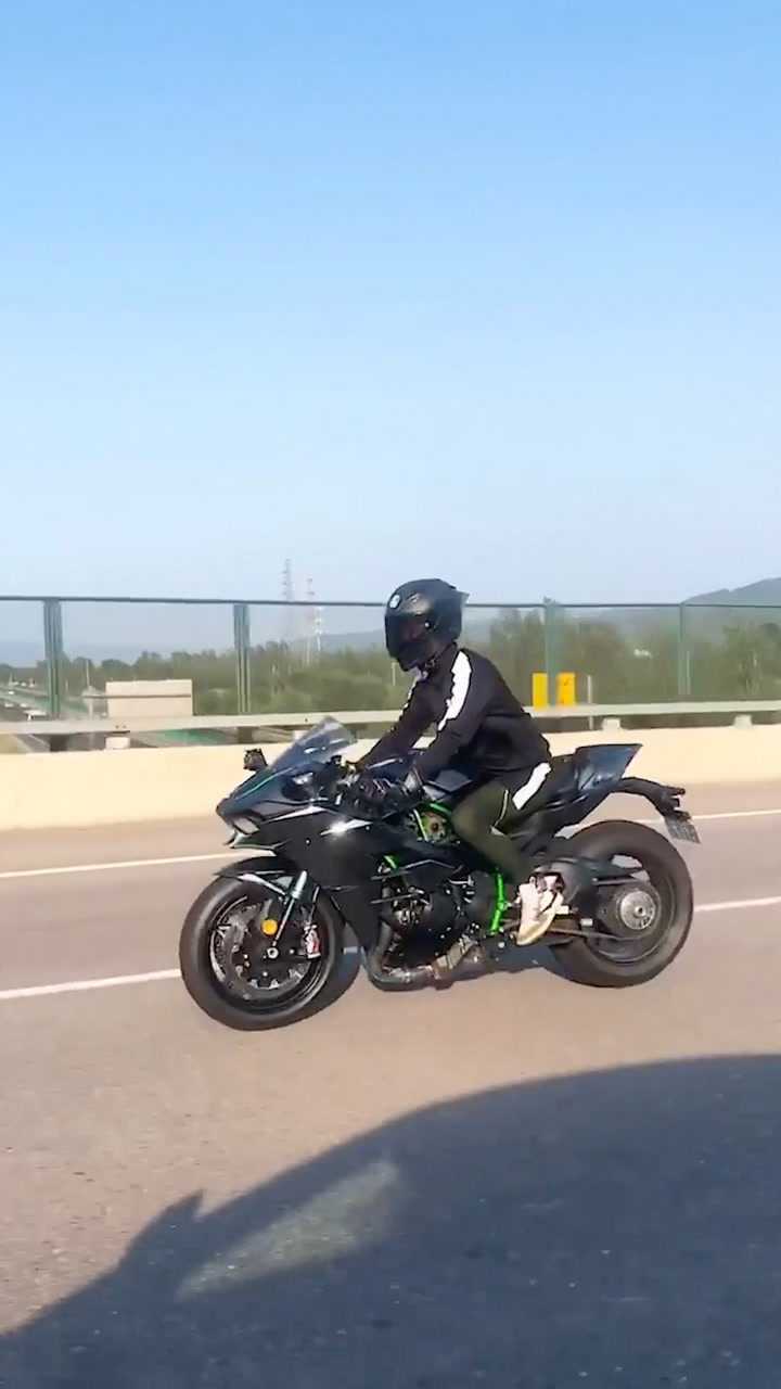 这川崎h2太帅了当骑士趴下的时候你就只能看到他的尾灯了