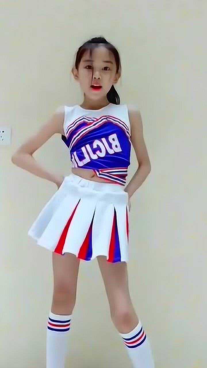 童模宋小睿穿着短裙跳舞确实让我看愣了长大了肯定被人抢着娶