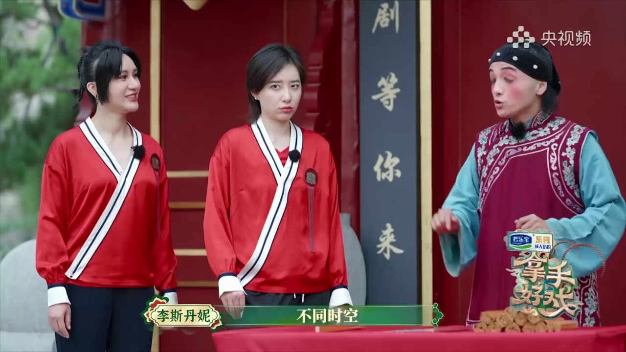 “豫婆婆”是豫剧中的彩旦,演员老师负责给学员讲述戏曲中的知识_腾讯新闻